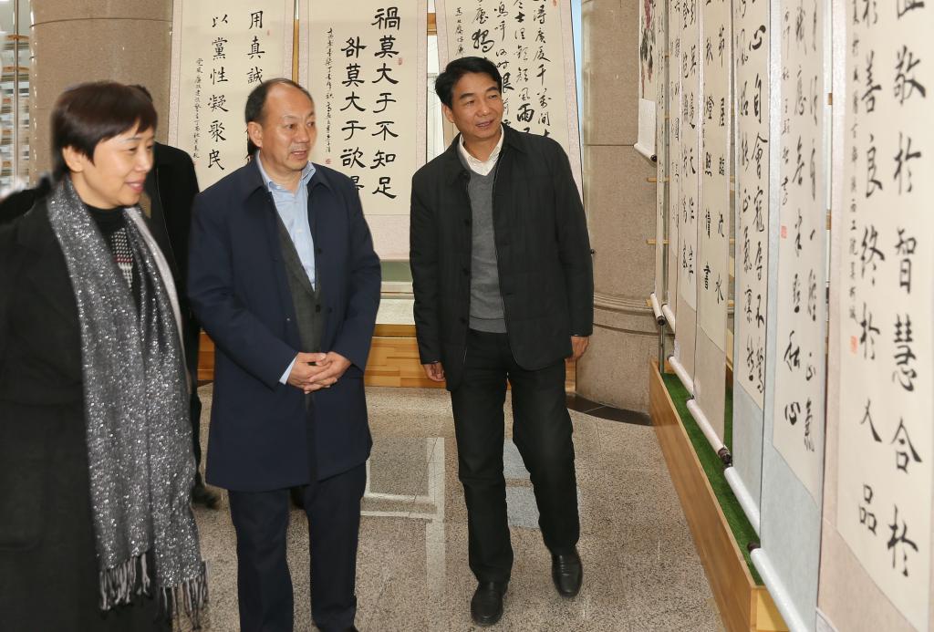 学院领导陪同董小龙书记参观廉政书画展