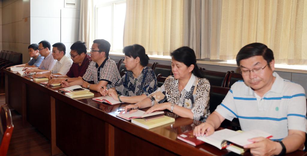党委中心组成员参加集体学习