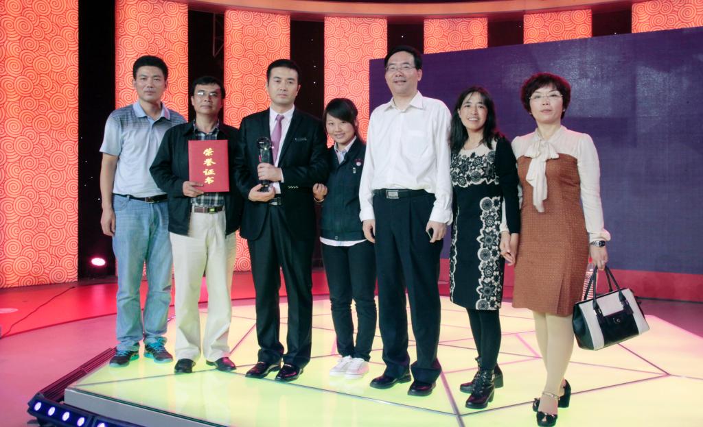 我院工会主席刘文青、参赛选手侯涛与全国教科文卫体工会副主席陈志标(右三)、陕西省教育工会副主席张朝惟(右二)、陕西省总工会宣教部副部长梁仁义(左二)合影