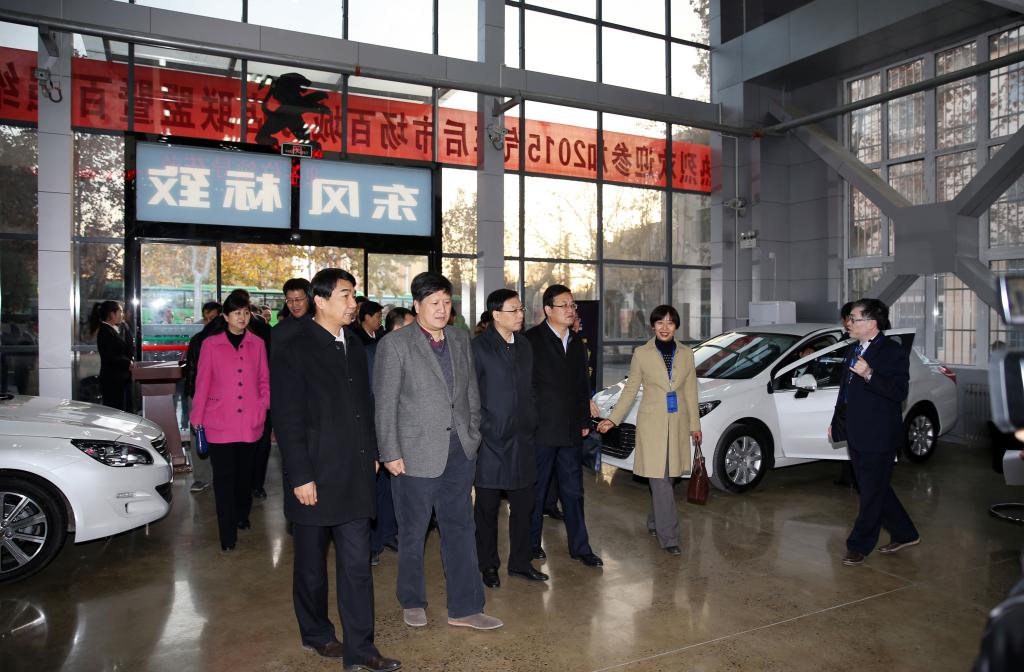 参会代表考察汽车工程与服务技术训练中心