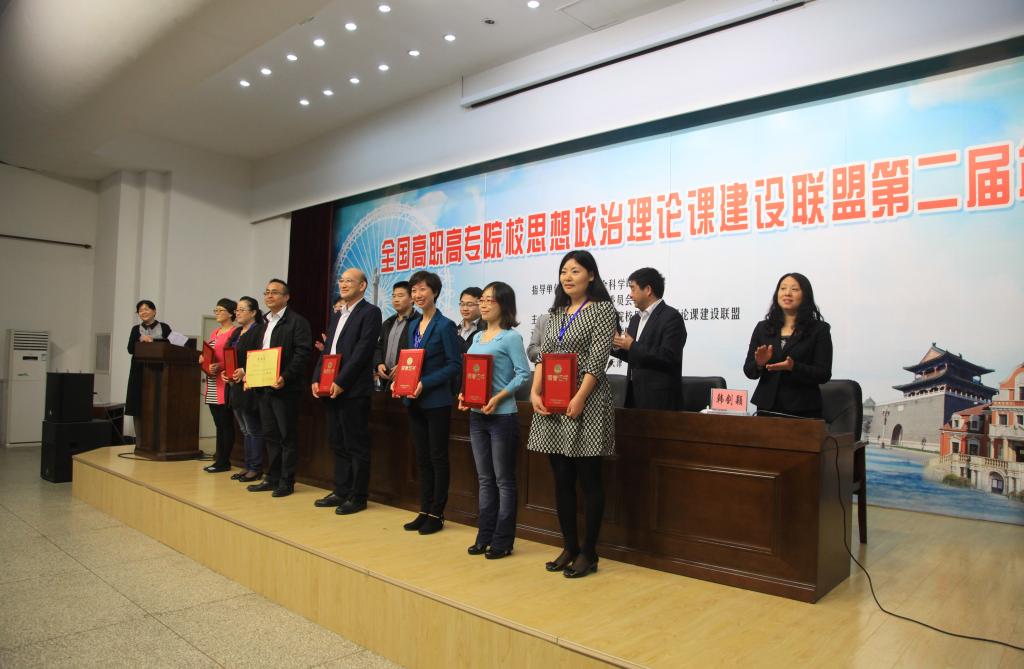 吴晓翠(右一)领取荣誉证书