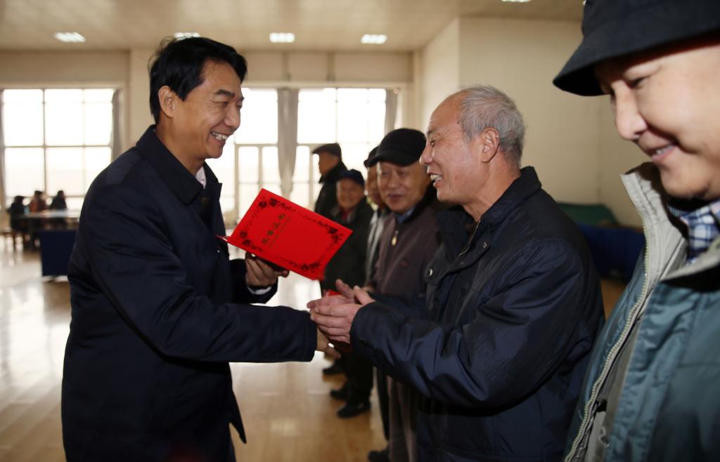 党委书记崔岩为获得“五好党员”称号的老同志颁奖