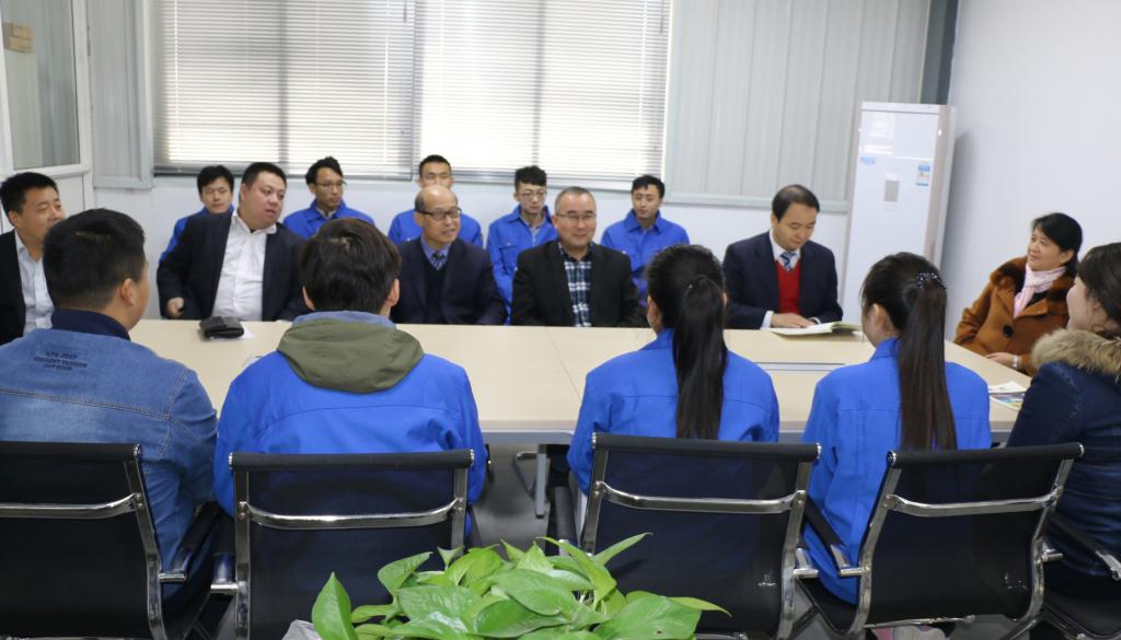 与入职正泰华体会的我院毕业生座谈