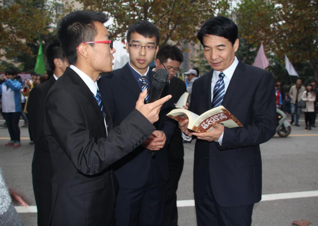 崔岩书记与国学社同学亲切交流