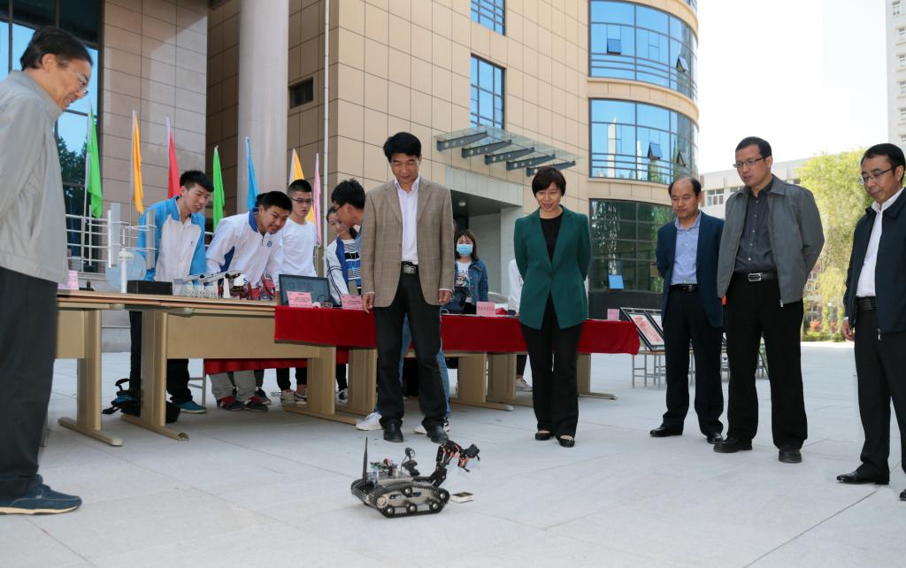 学院领导观看电气学院学生制作的智能小车演示