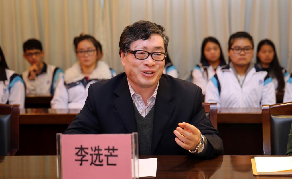 汽车与物流学院院长李选芒主持仪式