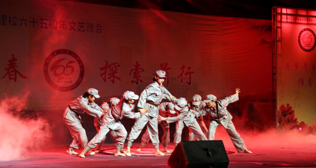 舞蹈《八女投江》