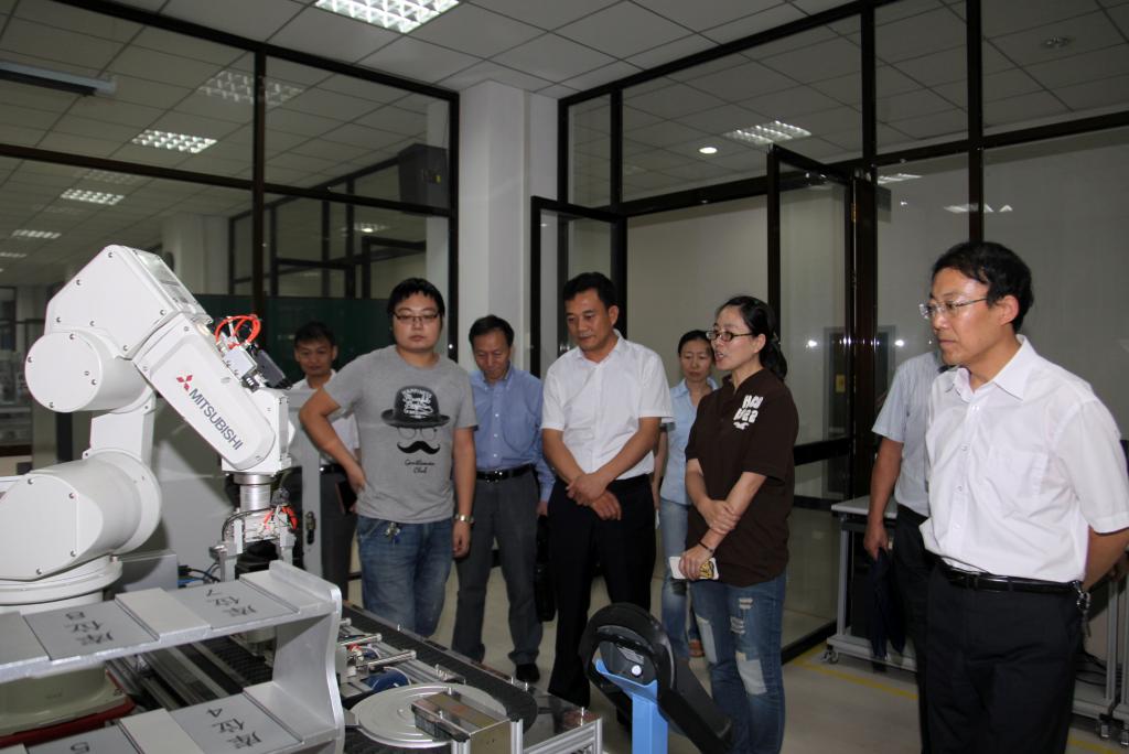 王紫贵副厅长一行考察工业自动化实训基地