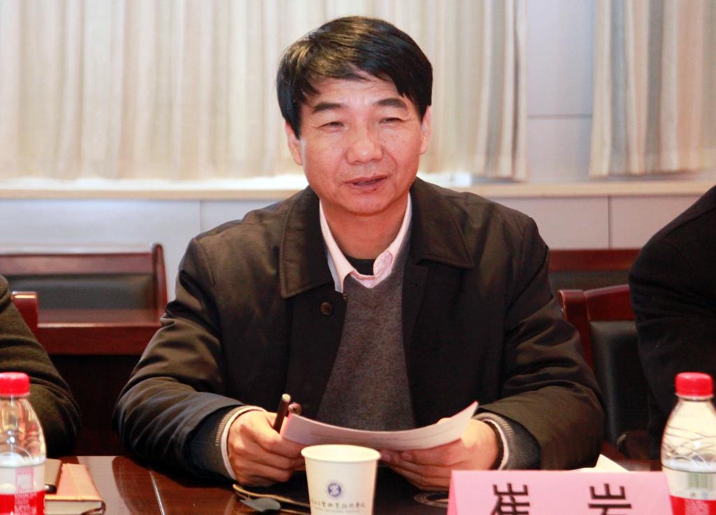 省职业技术教育学会会长、我院党委书记崔岩主持会议