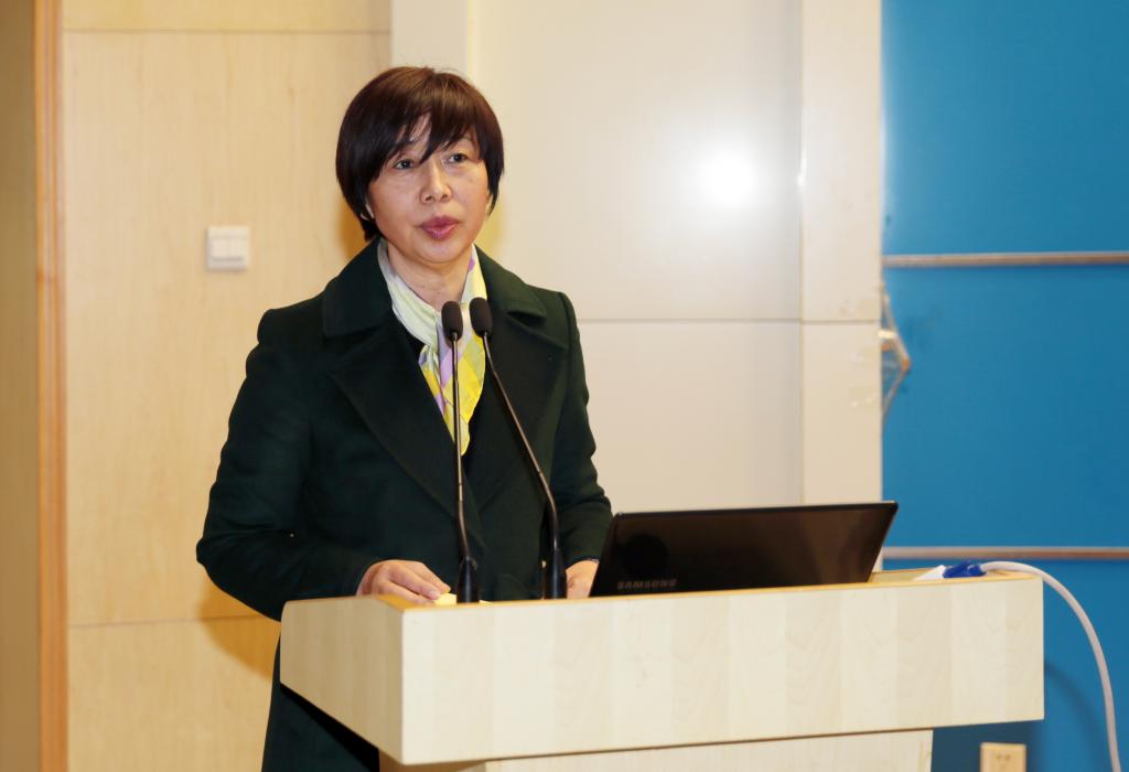 院长张晓云主持会议并讲话