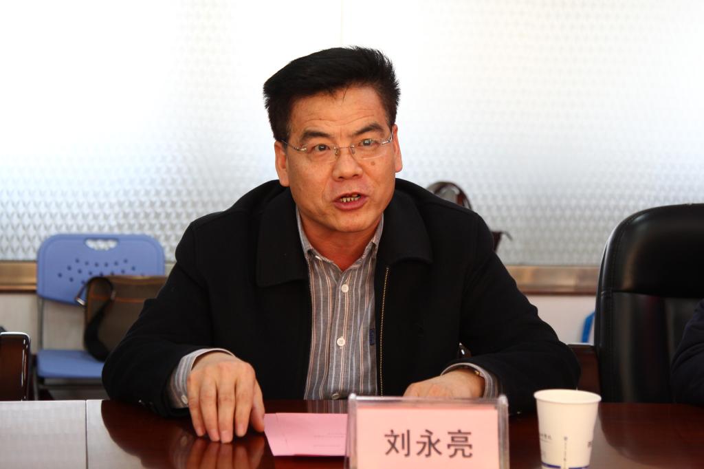 党委副书记、副院长刘永亮详细介绍学院情况