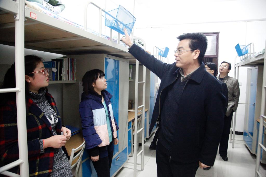 刘永亮副书记与学生亲切交流