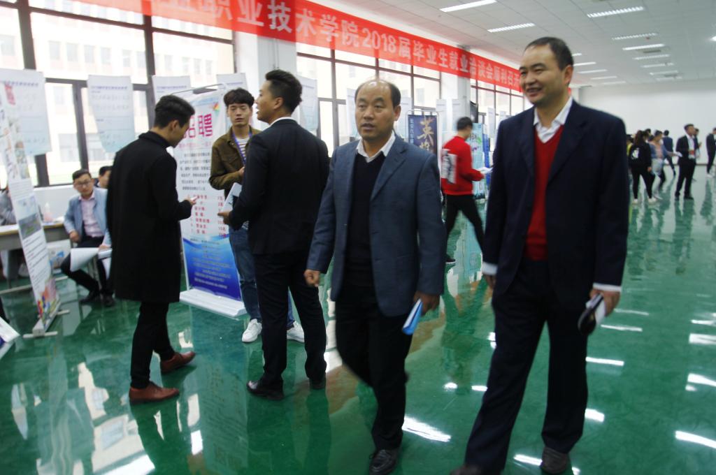副院长梅创社视察就业洽谈会现场