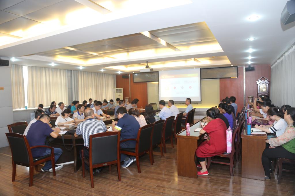 人事处处长卢庆林为工商管理学院和材料工程学院党员上党课