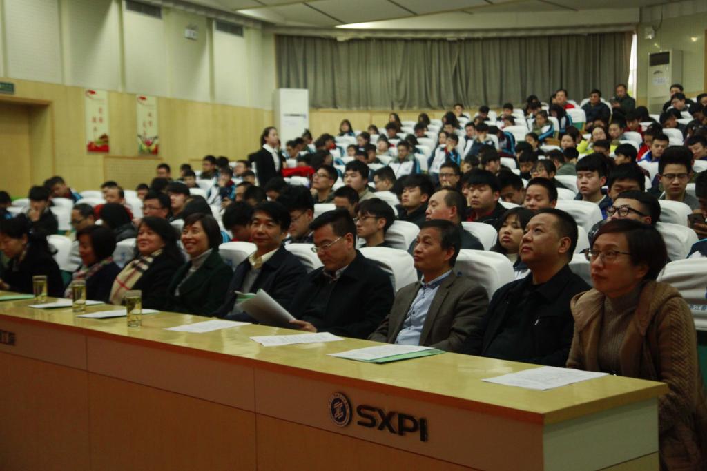 学院领导与400余名师生共同参与活动