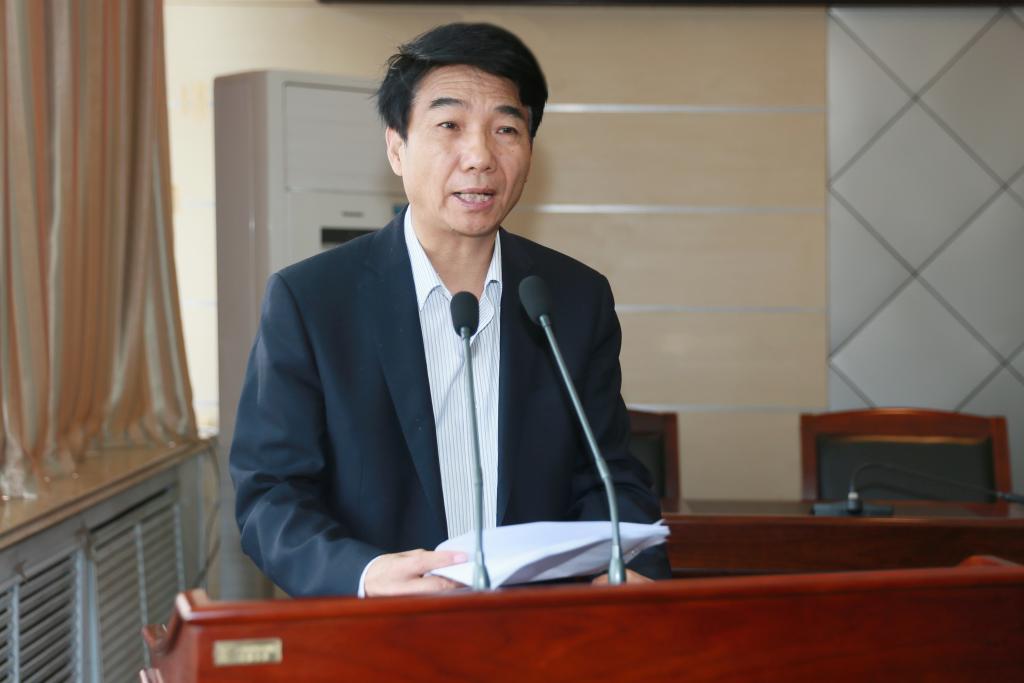 党委书记崔岩主持会议并代表班子及个人述职