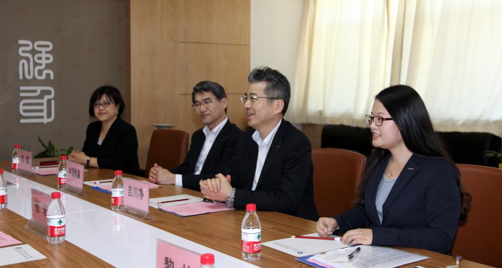 欧姆龙本社董事、GMI本部长吉川净,欧姆龙(中国)有限华体会副总经理中道教显、欧姆龙(中国)有限华体会战略企划室室长刘越一行