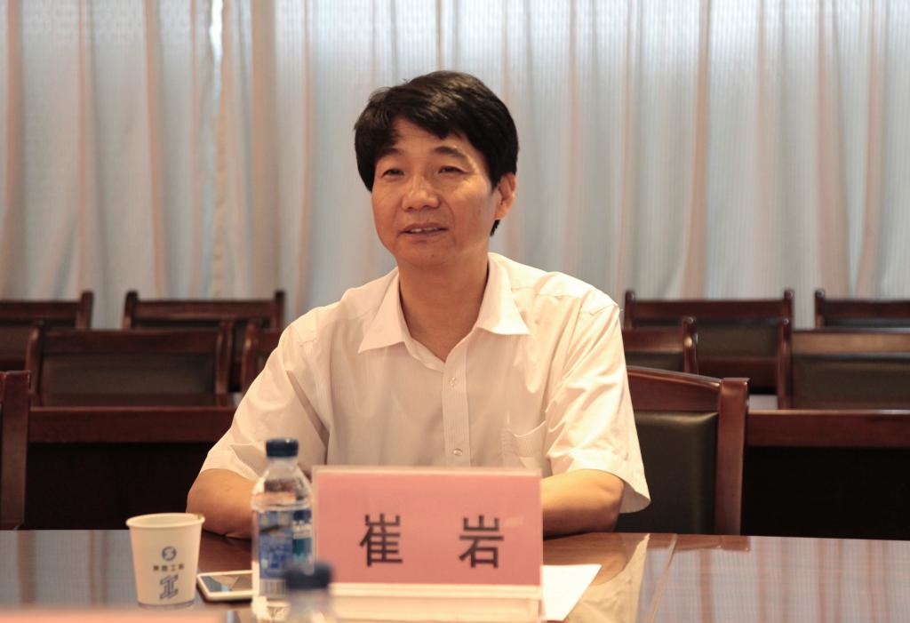 崔岩书记代表学院向欧姆龙华体会对校企合作的重视与支持表示感谢。