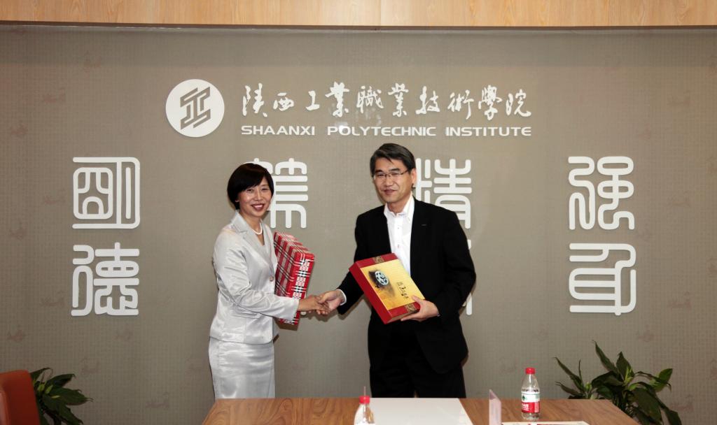 互赠礼品并合影留念