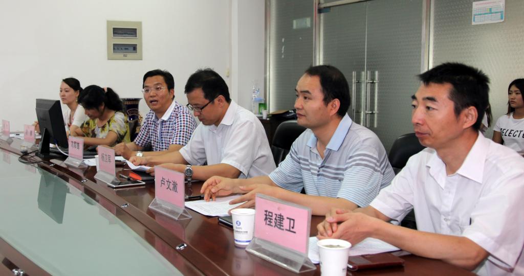 学院副院长杨卫军,校企(就业)处处长卢文澈,服装学院乌军锋、程建卫参加仪式