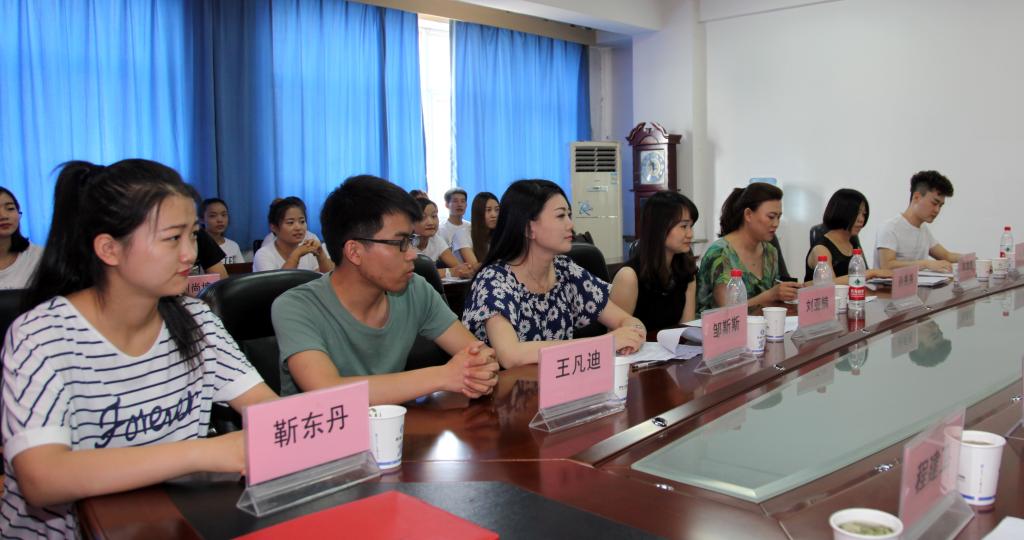 华体会陕西人事行政主管刘亚楠、思莱德大区域行政主管孙秀秀、城市培训主管邹斯斯、城市行政助理陈鑫鑫和在华体会工作的我院校友参加仪式