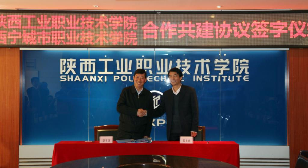 易俊仁与崔岩院长代表两校签署合作共建协议