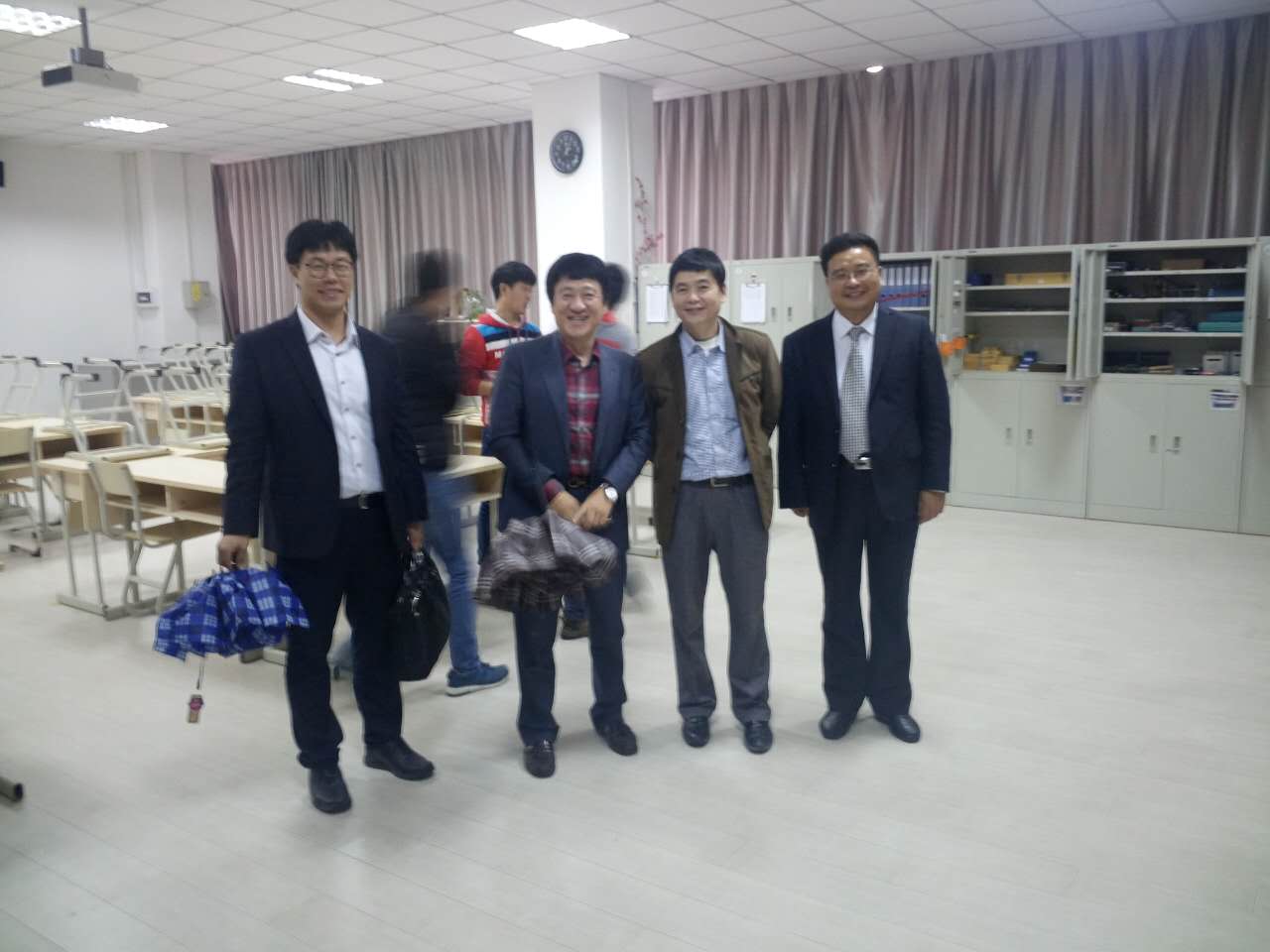 东亚大学金哲珠处长一行与欧姆龙华体会驻校代表顾建林先生交流