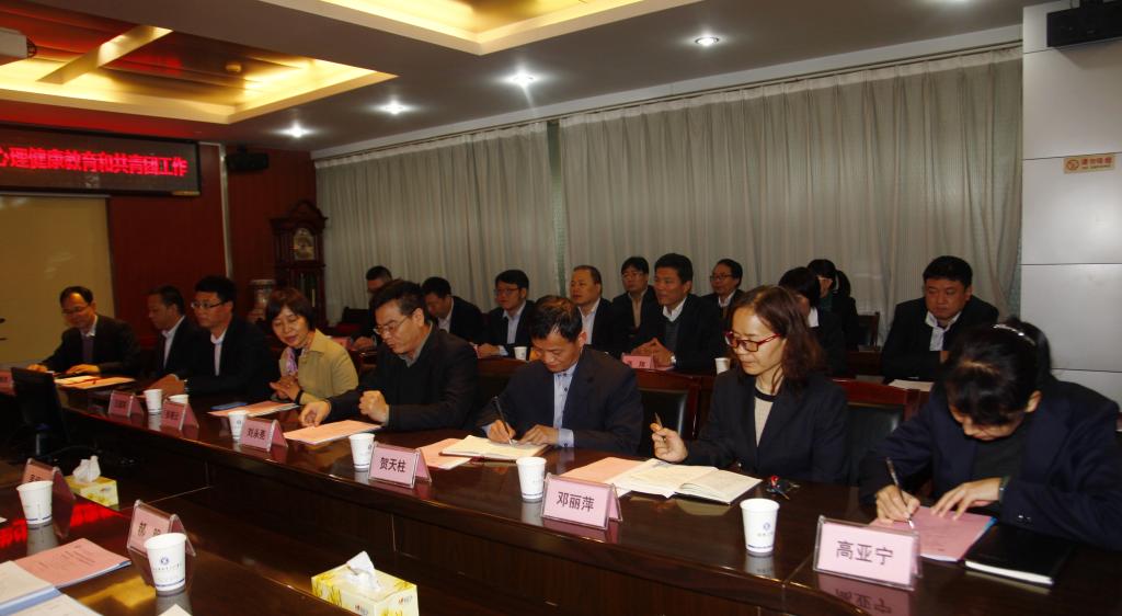 调研组与学院领导及相关部门负责人座谈