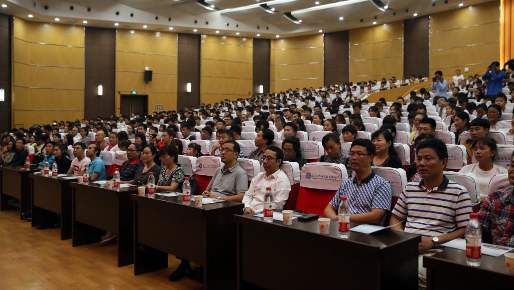学院领导与师生共同观看演出