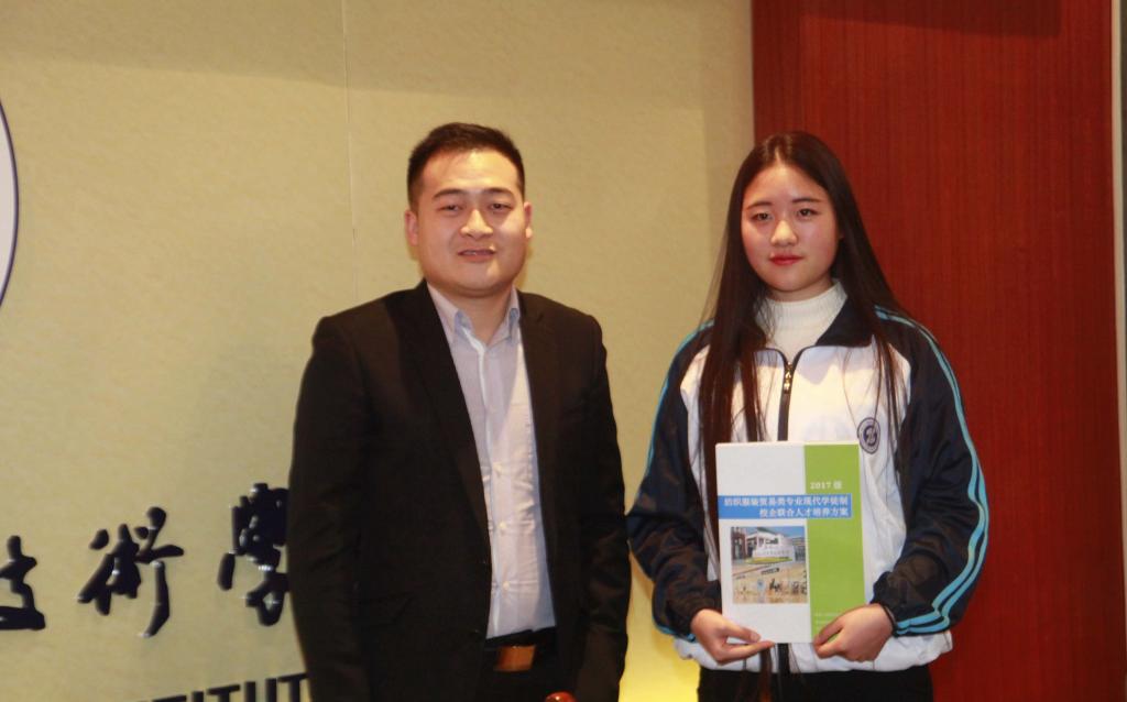 莫顿贸易有限华体会运营经理刘乔峰代表企业与学生代表签订《热风现代学徒培养协议》