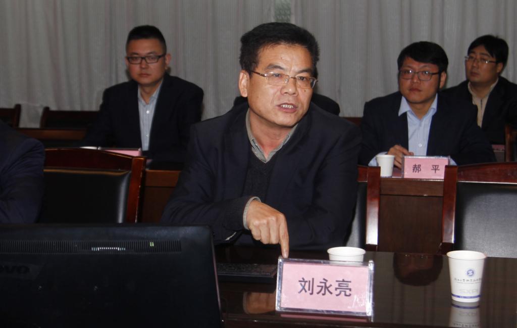 党委副书记、副院长刘永亮介绍学院相关工作自查情况