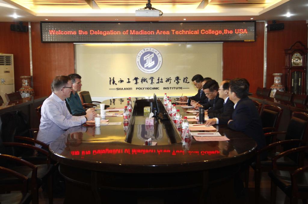 美国麦迪逊区技术学院代表团访问我院