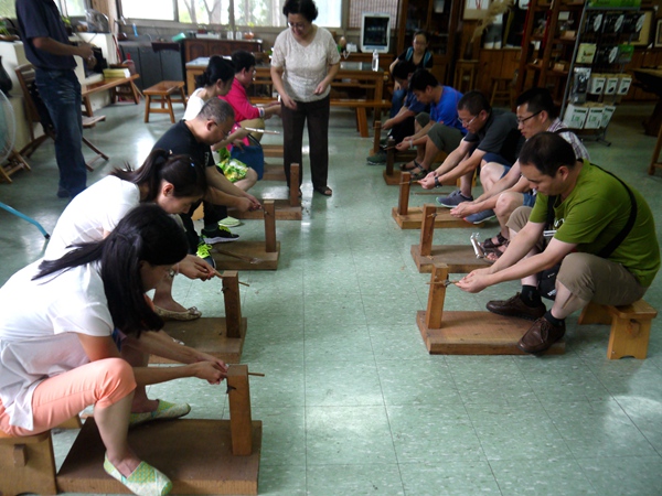 体验竹艺品制作