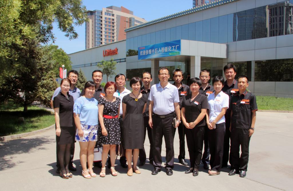 学院领导与部分毕业生合影