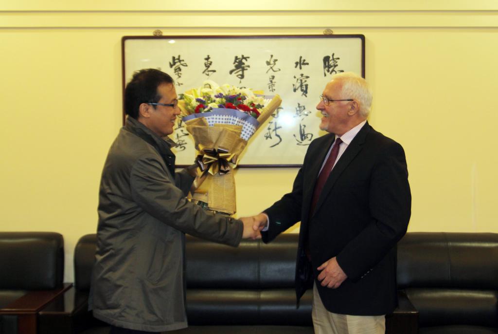 副院长杨卫军向约翰•斯密斯先生表示祝贺