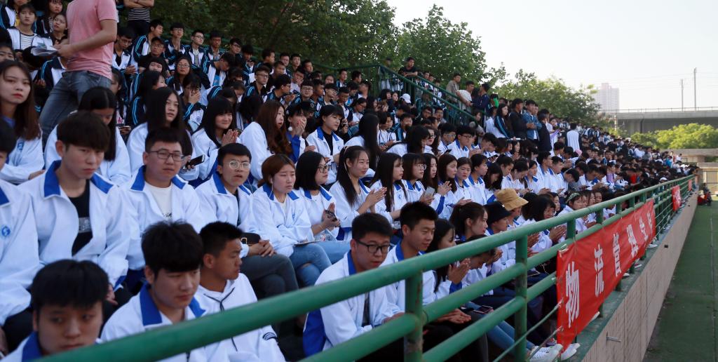 学生代表参加开幕式