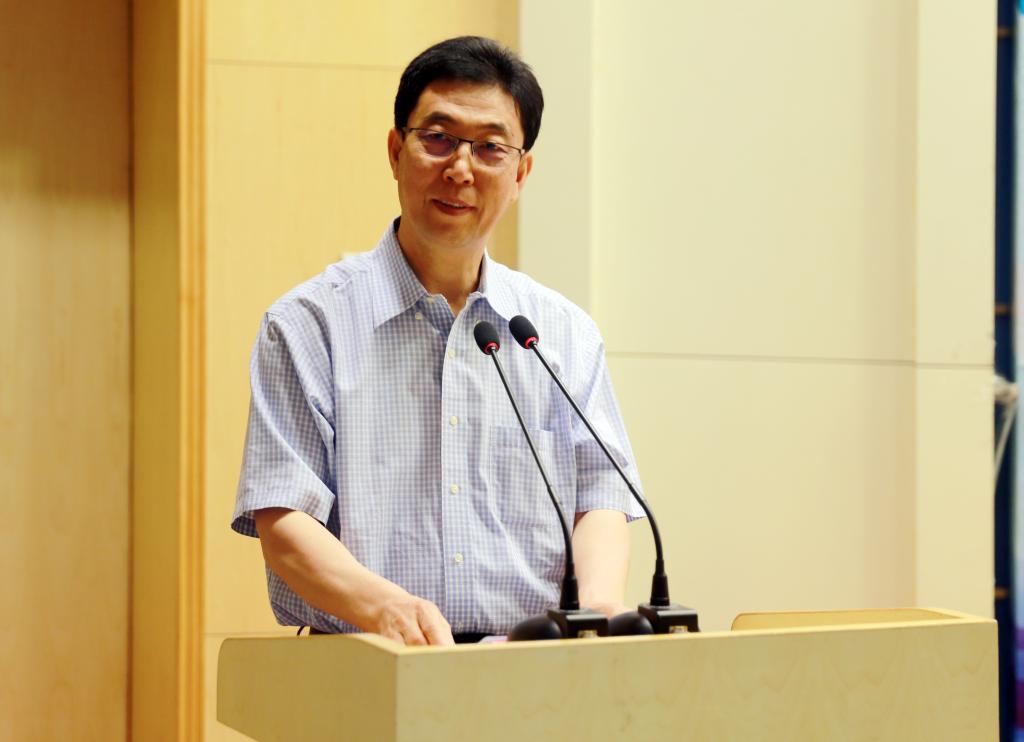 教育部民族教育司副司长葛维威宣布比赛开赛