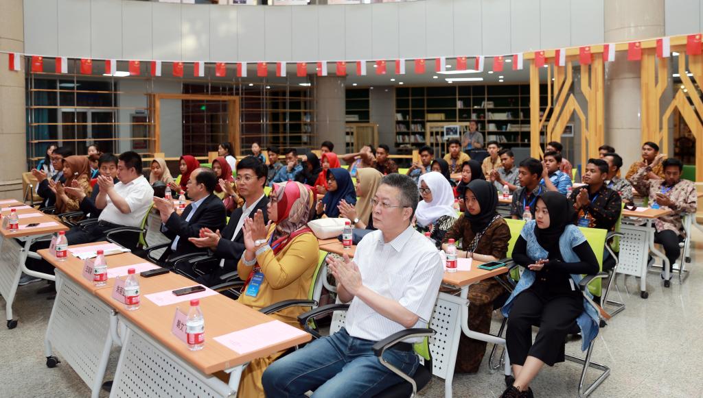 党政办(外事办)、学生处、教务处、团委、工商学院、基础部等部门负责同志,参加印尼职业院校管理干部培训及研习营的中外全体营员参加仪式