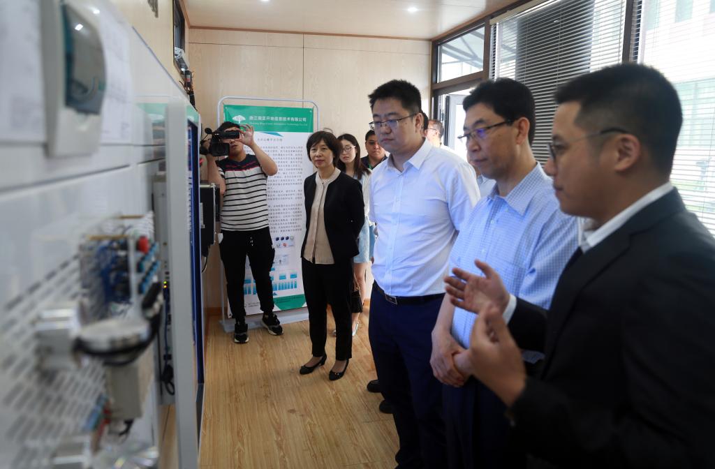 葛维威副司长考察分布式能源及智能微电网系统体验小屋