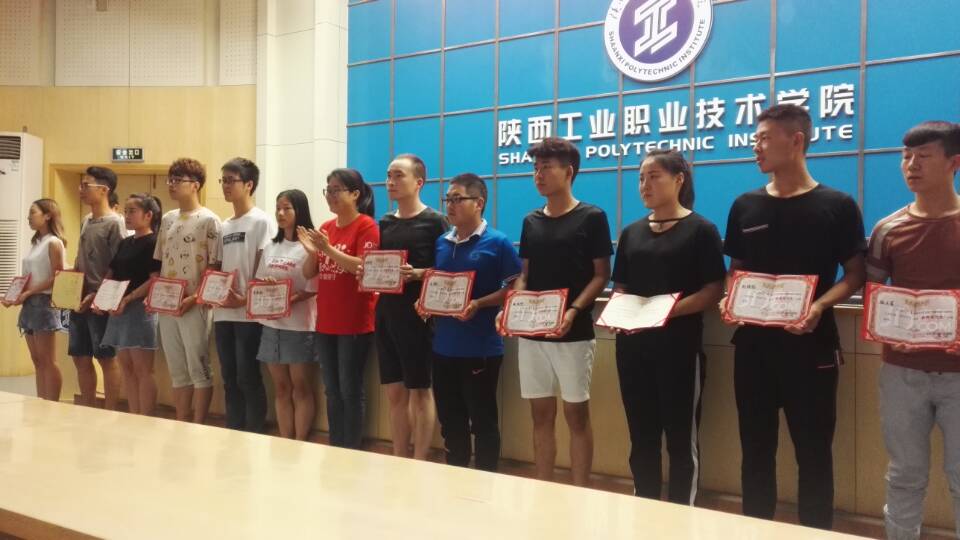 京东西北分华体会为优秀实习生颁发证书