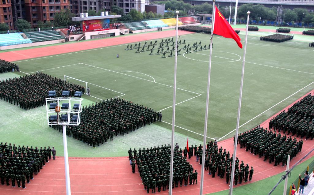 学院及部队领导为获奖集体和个人颁发了奖状和证书