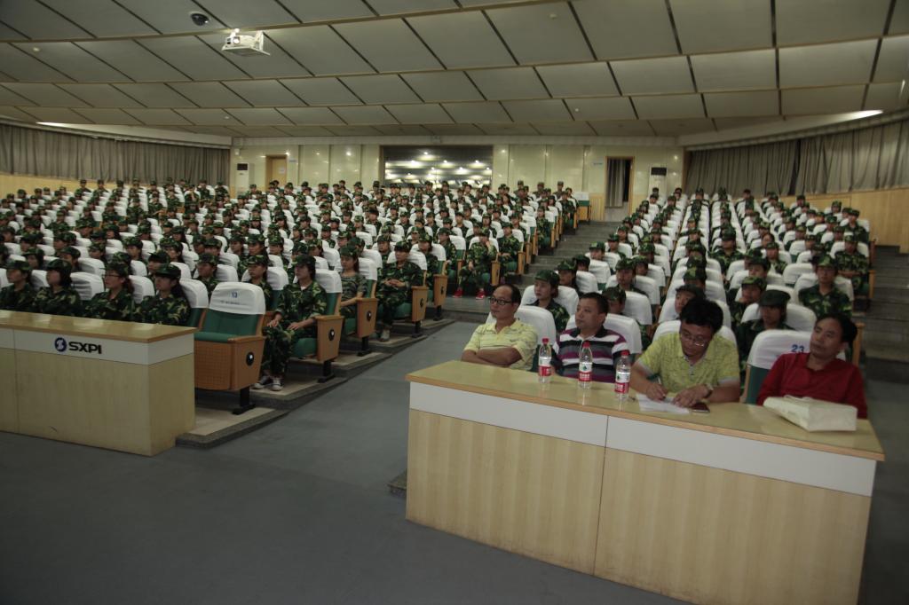 400余名2015级新生参加报告会