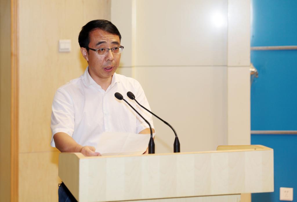 纪委书记康强主持25日的培训会