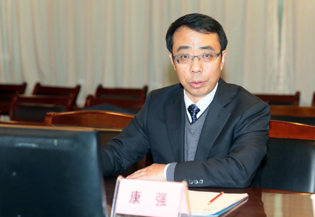 纪委书记康强汇报平安校园建设工作