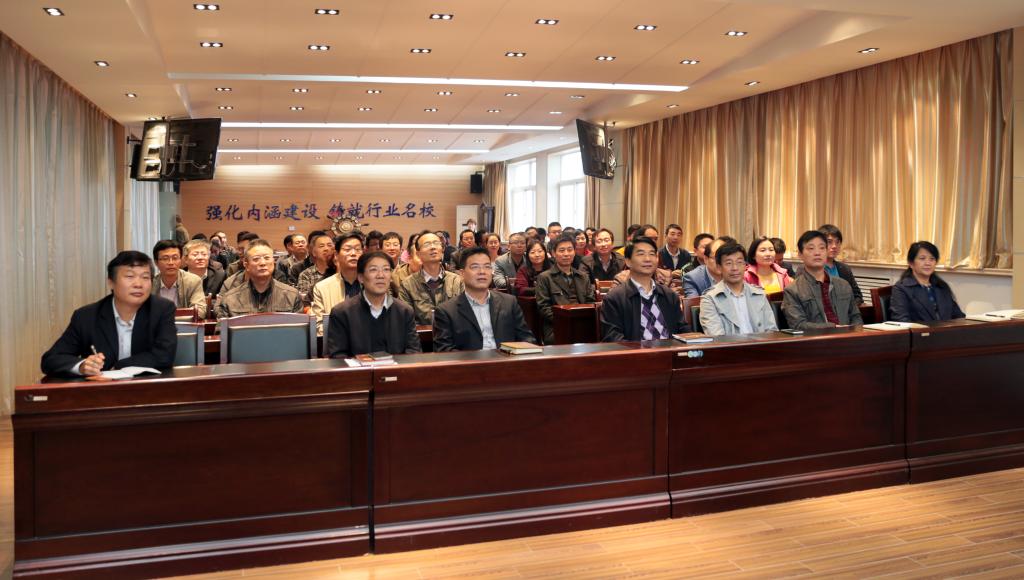 党委中心组成员、全院副科级以上干部参加集体学习