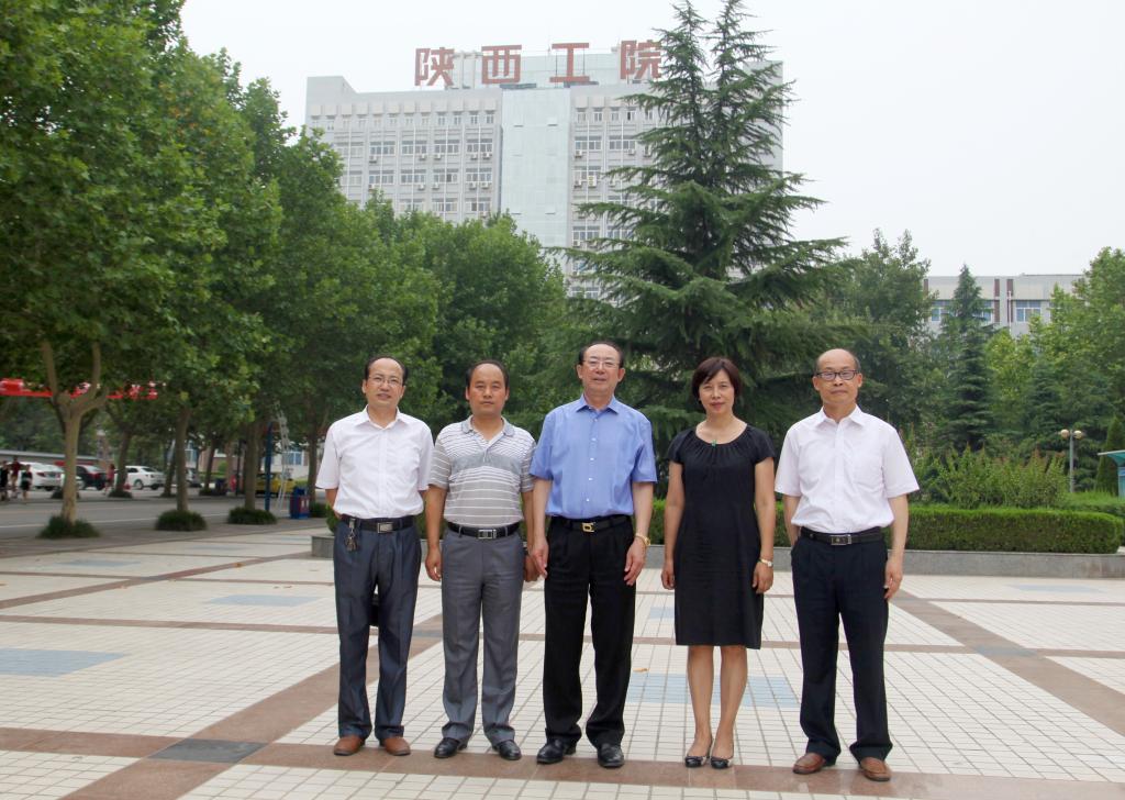 刘占山副会长与学院领导合影留念