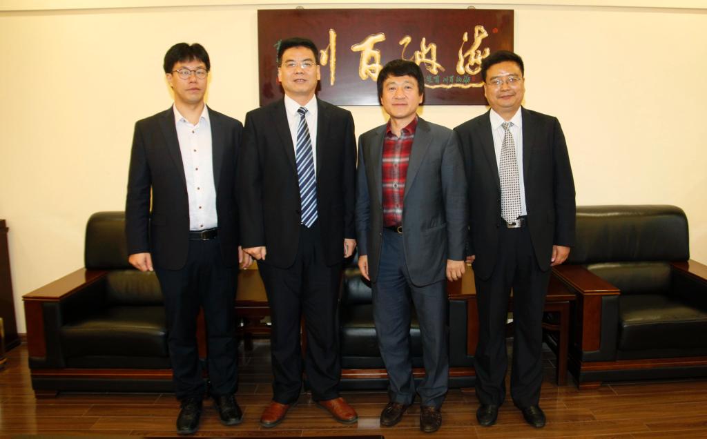 党委副书记、副院长刘永亮与东亚大学金哲珠处长一行合影留念