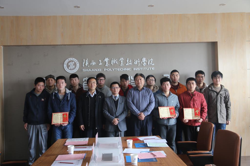 王天哲副书记、郑智仁总监等领导与订单班学员合影留念