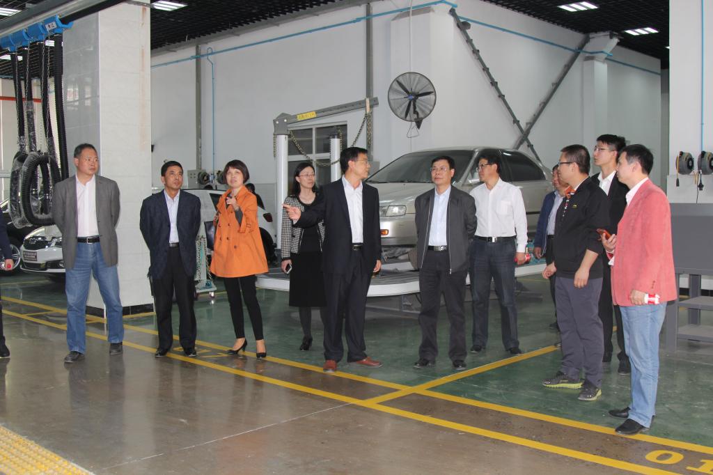 许琰书记一行参观汽车工程训练中心