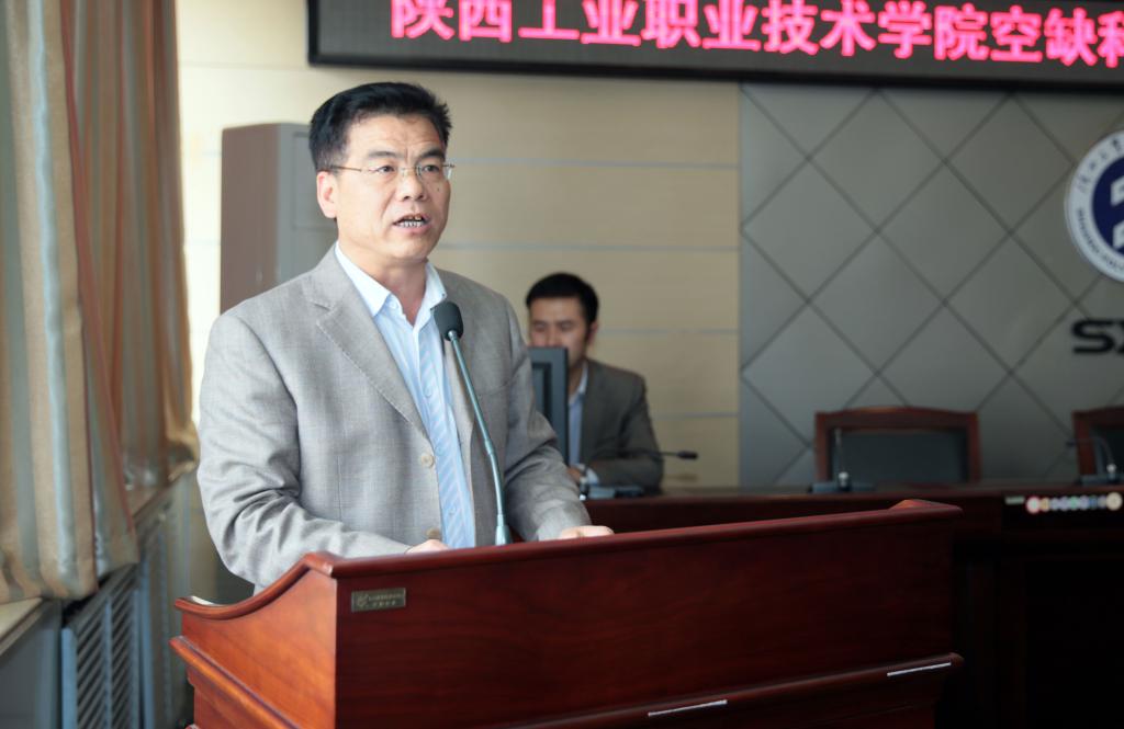党委副书记、副院长刘永亮主持会议